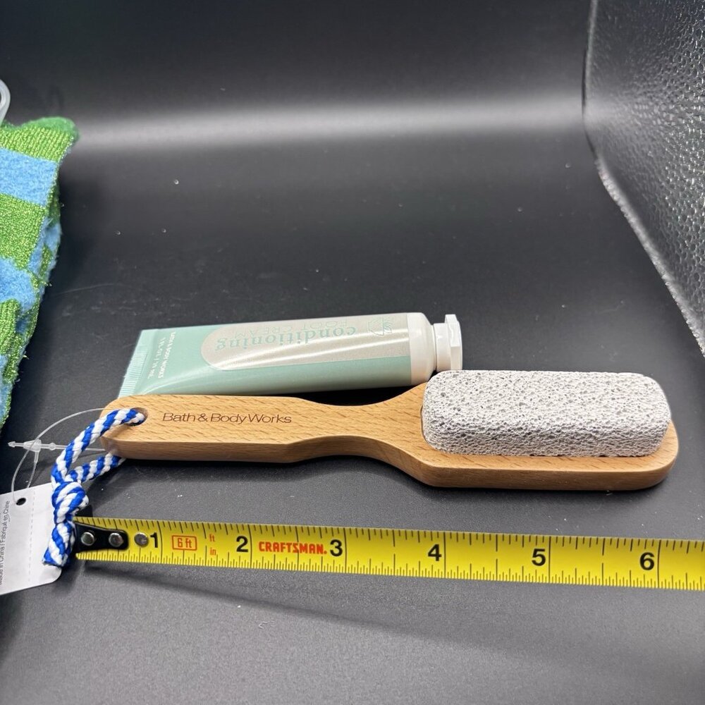 Bath & Body Works Foot Care Routine Gift Set Socks Cream Pumice Stone Christmas - Picture 13 of 14